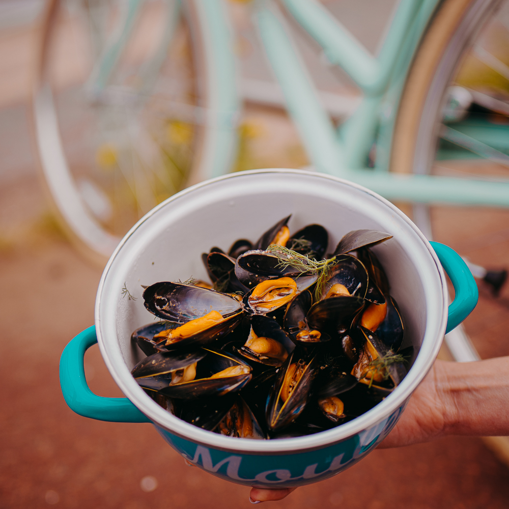 a bowl of cooked mussels